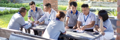Giáo Viên & Học Viên Vui Vẻ Trao Đổi Trong Giờ Học