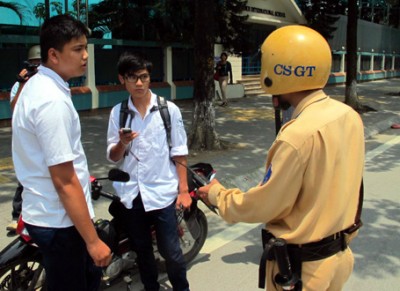 Không đủ tuổi lái xe phạt bao nhiêu 2015?